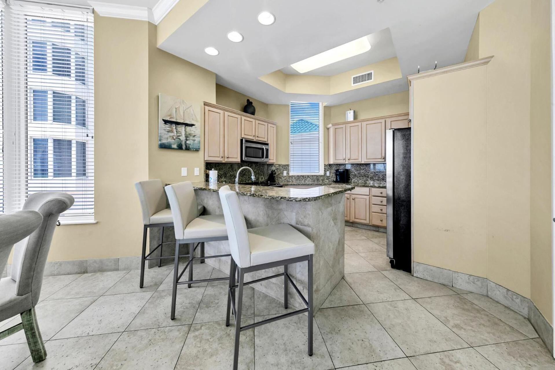Beautiful Spacious Penthouse 2 Story Front Sleeps 12! Holiday home *