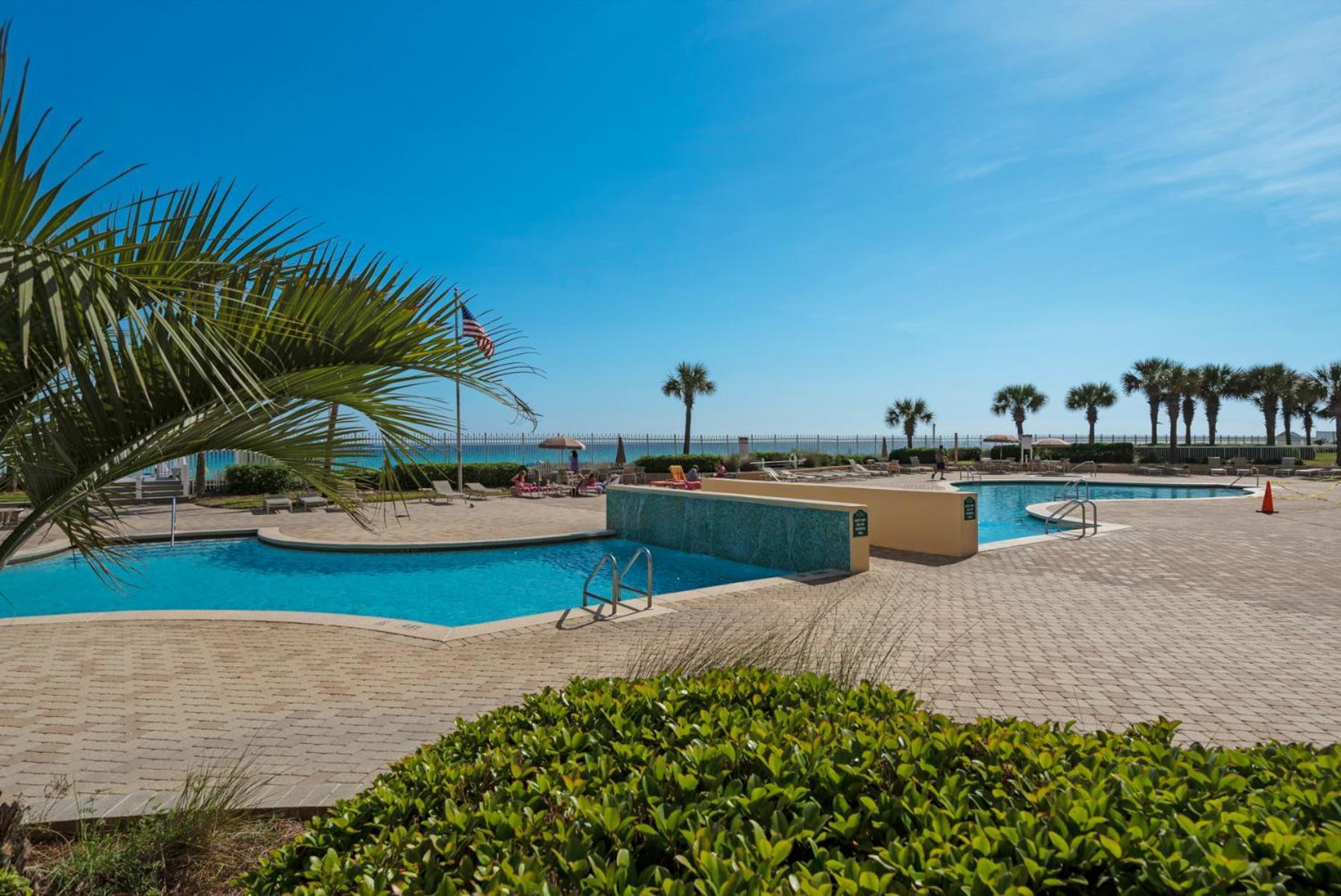 Beautiful Spacious Penthouse 2 Story Front Sleeps 12! Holiday home Destin