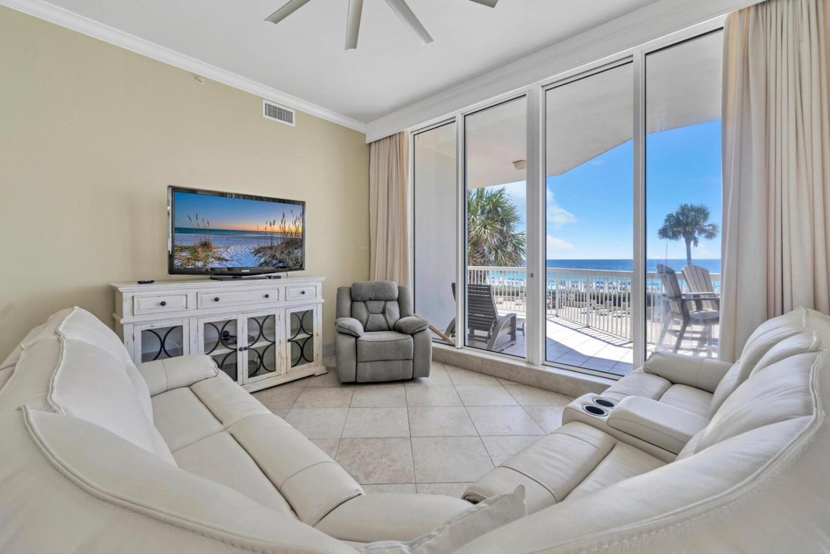 Beautiful Spacious Penthouse 2 Story Front Sleeps 12!