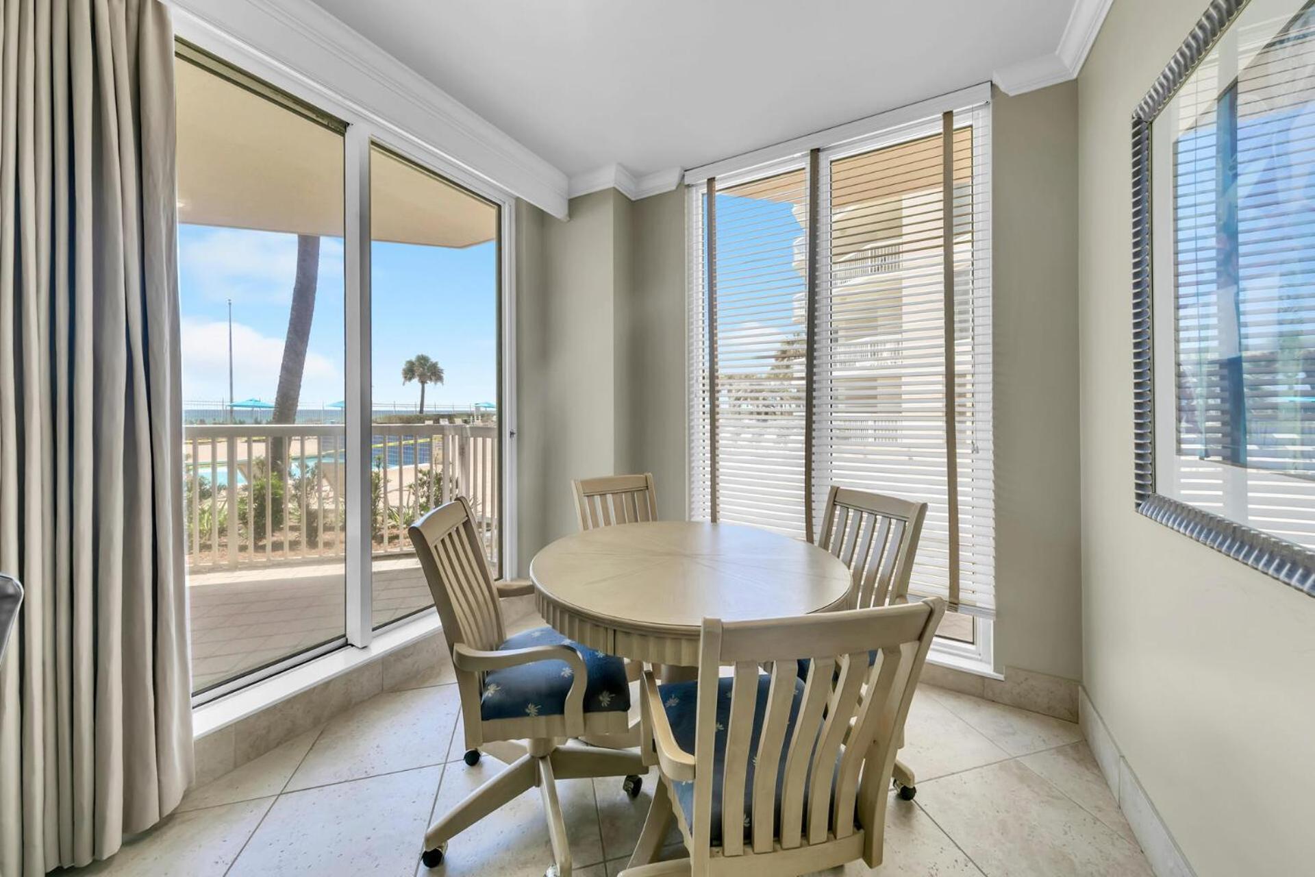 Beautiful Spacious Penthouse 2 Story Front Sleeps 12! Holiday home