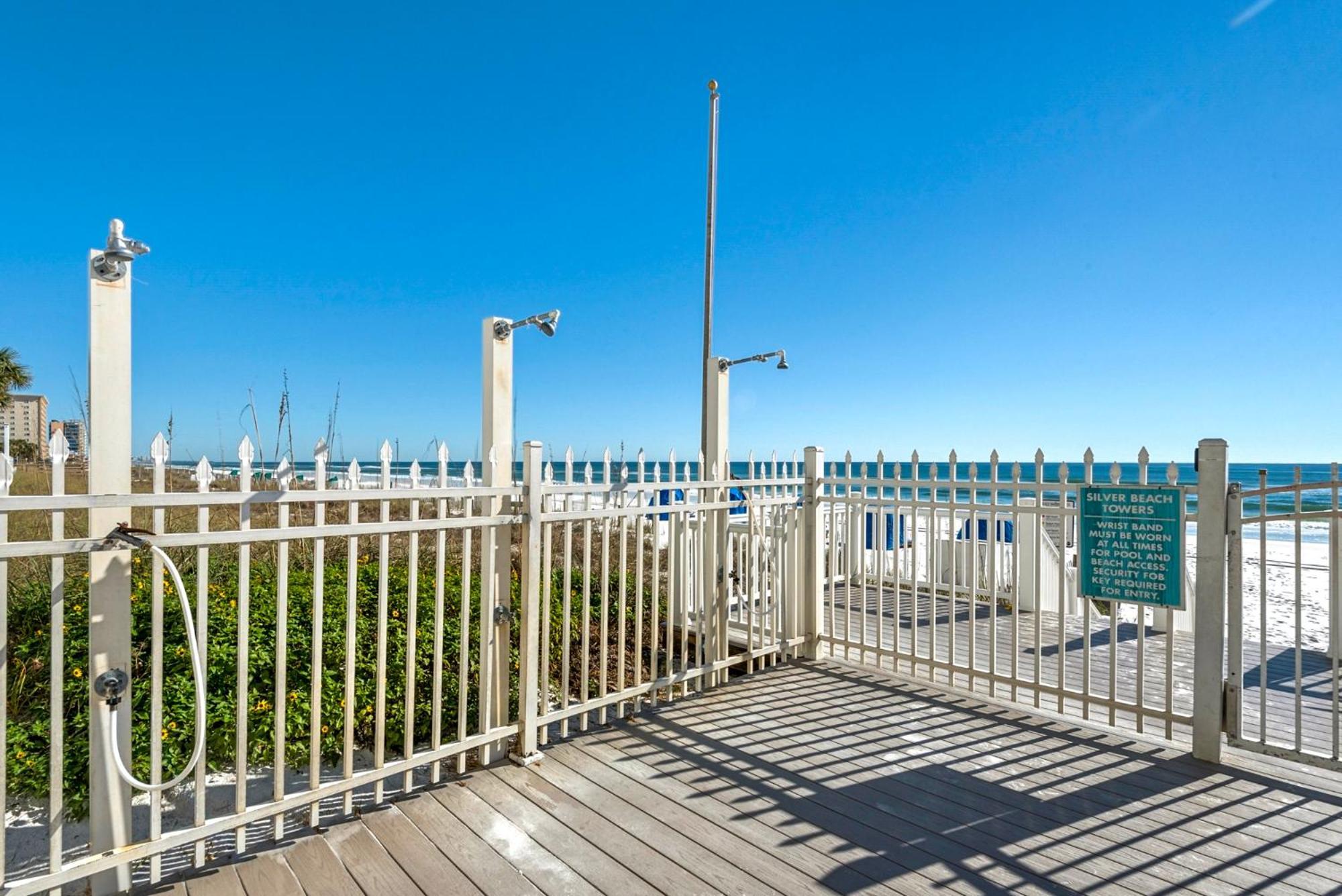 Beautiful Spacious Penthouse 2 Story Front Sleeps 12! Holiday home *
