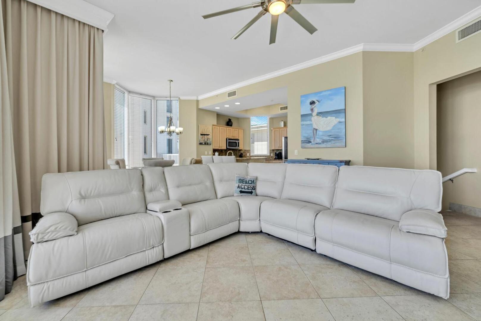 Beautiful Spacious Penthouse 2 Story Front Sleeps 12! Holiday home