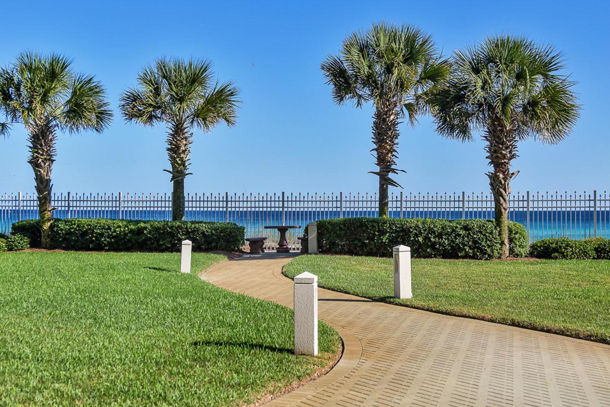 Beautiful Spacious Penthouse 2 Story Front Sleeps 12! Holiday home *