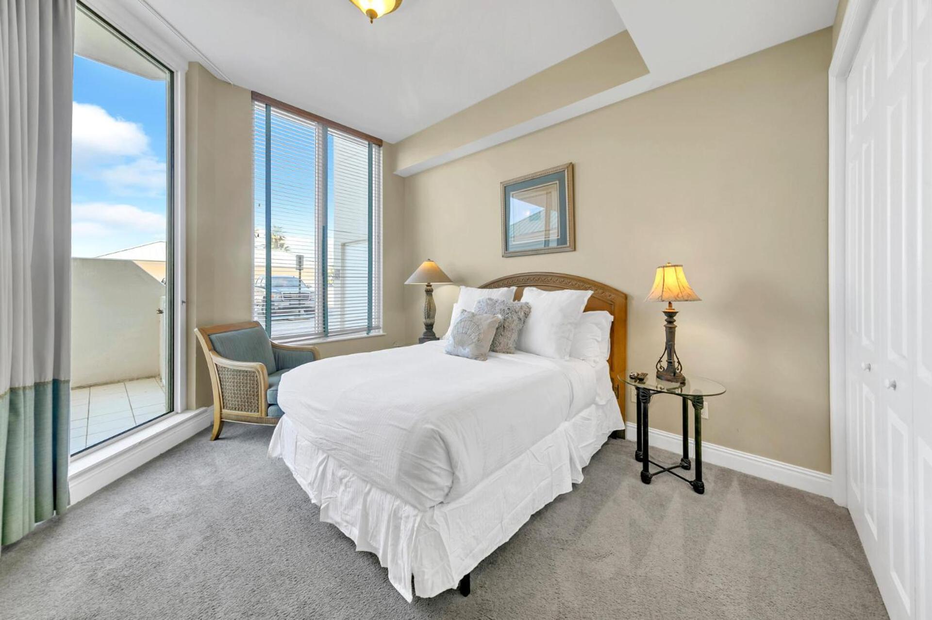 Beautiful Spacious Penthouse 2 Story Front Sleeps 12! Destin