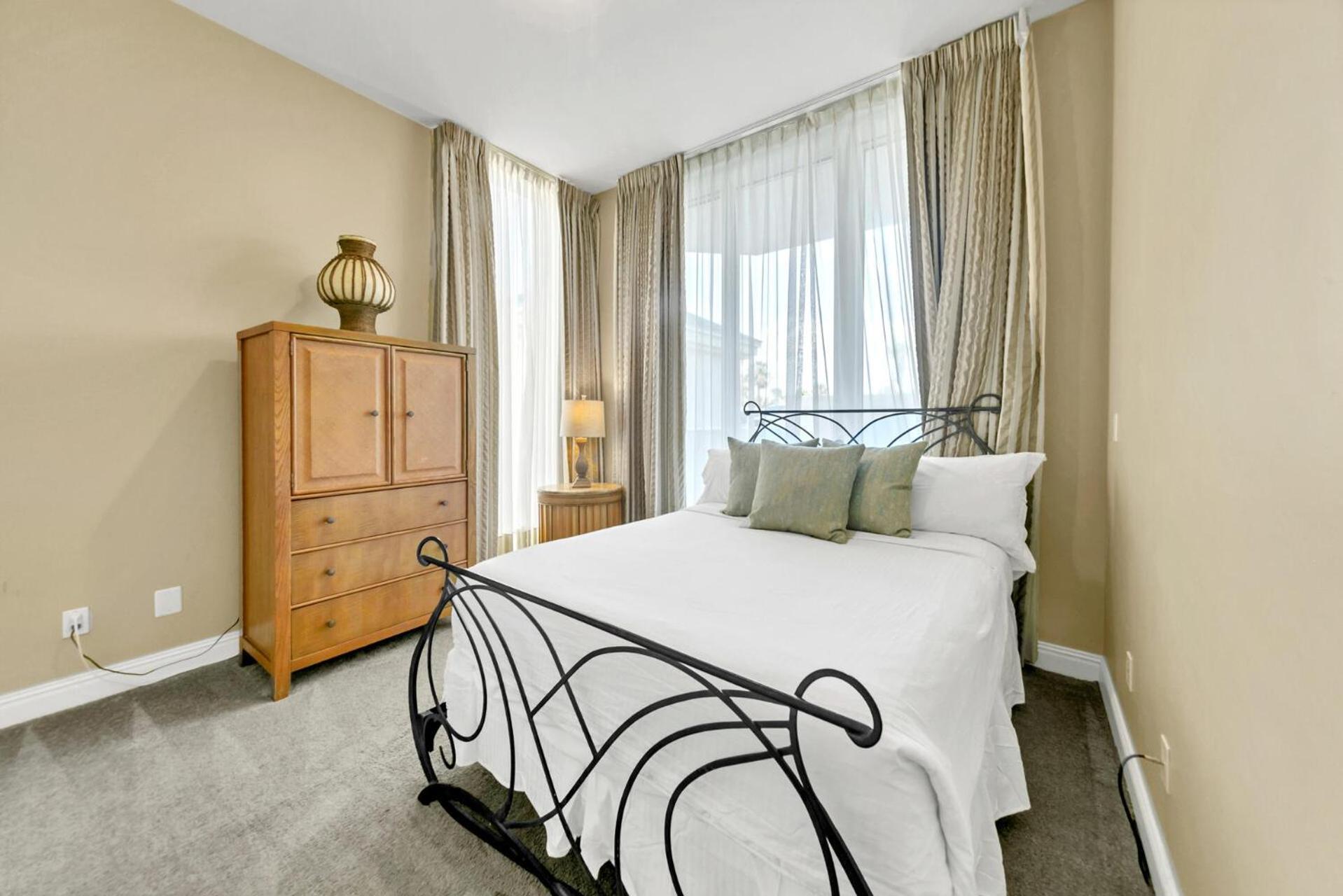 Holiday home Beautiful Spacious Penthouse 2 Story Front Sleeps 12! *