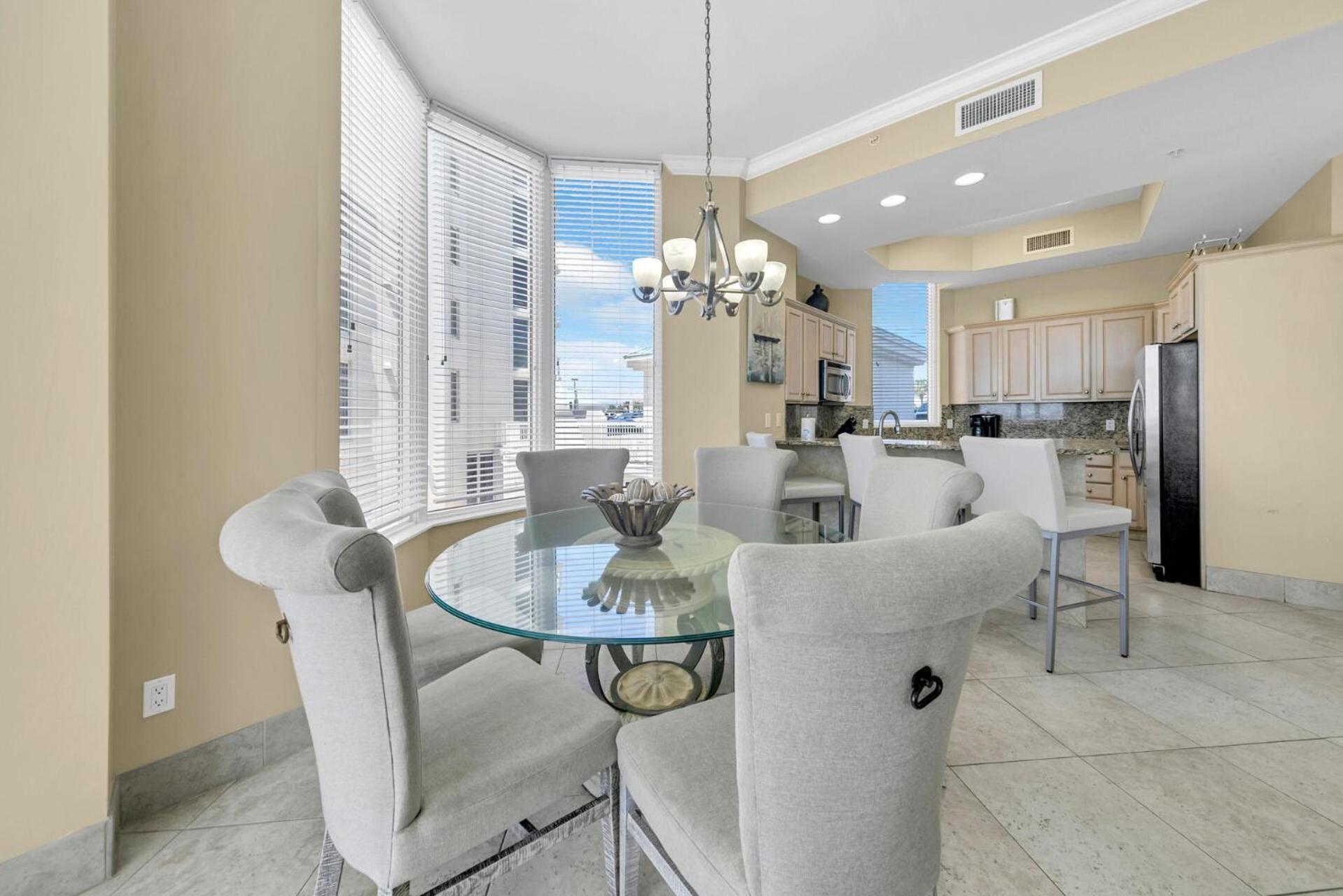Beautiful Spacious Penthouse 2 Story Front Sleeps 12! Holiday home Destin