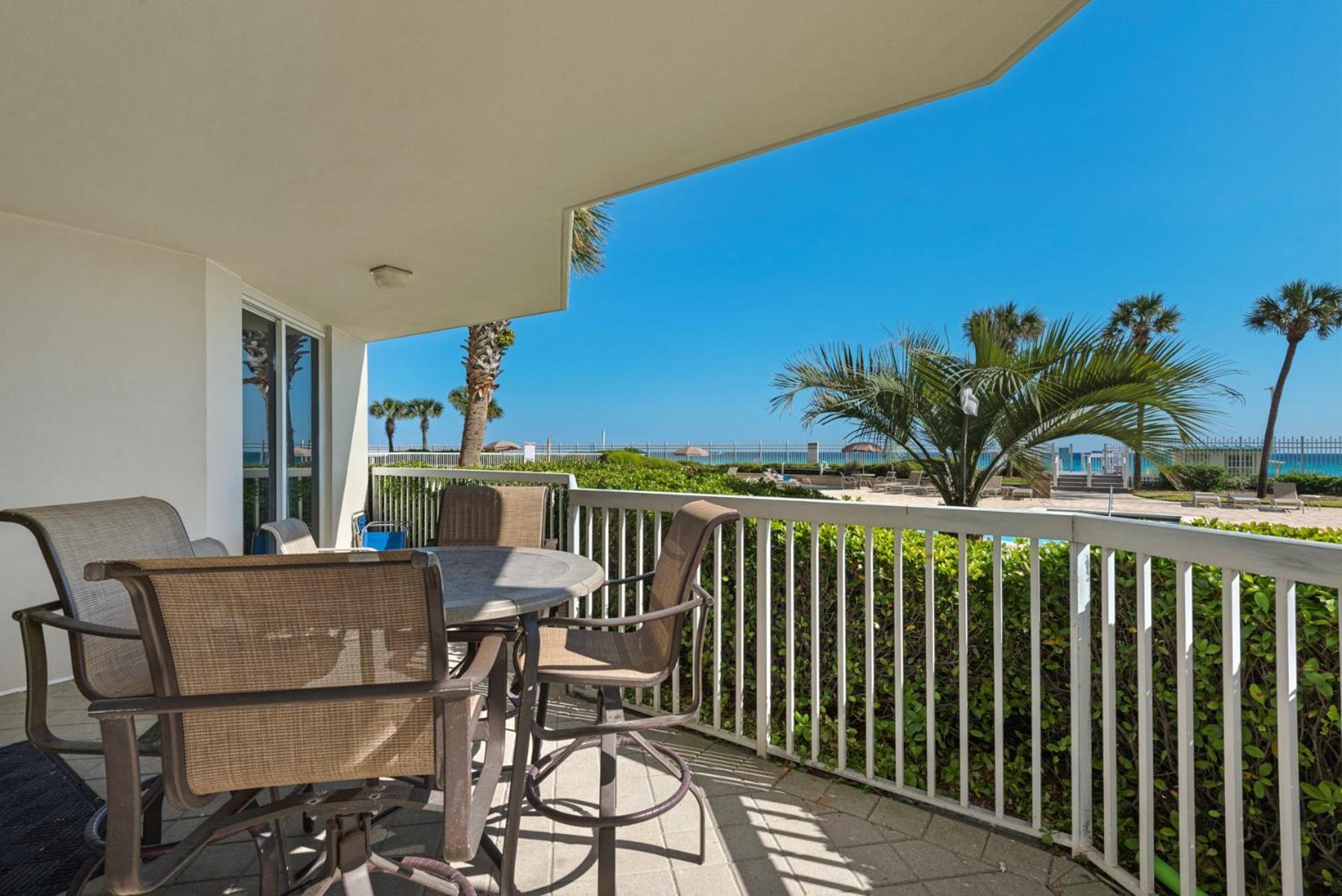 Beautiful Spacious Penthouse 2 Story Front Sleeps 12! Holiday home