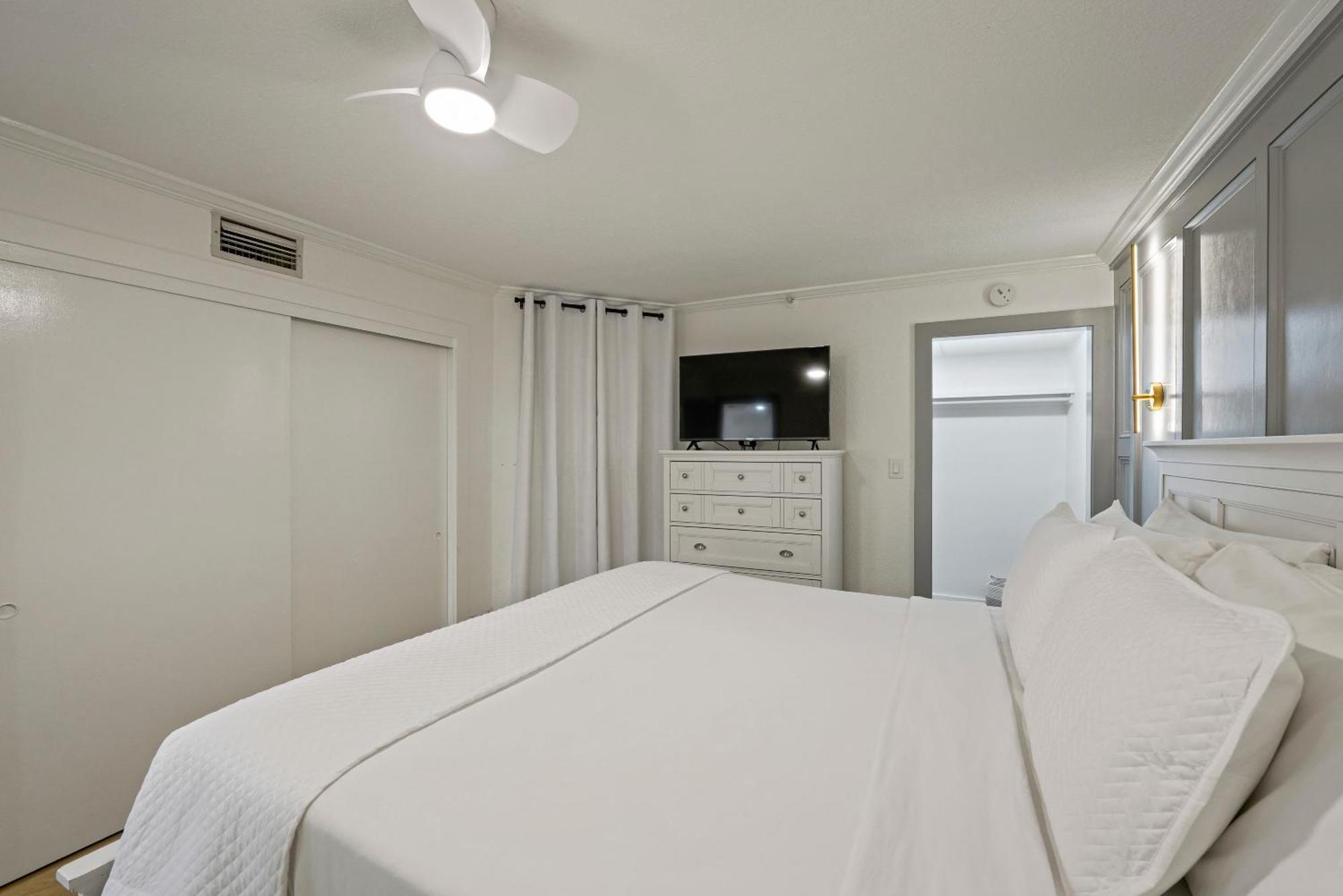 New Listing! Just Renovated! 1br 2ba Condo! Apartment