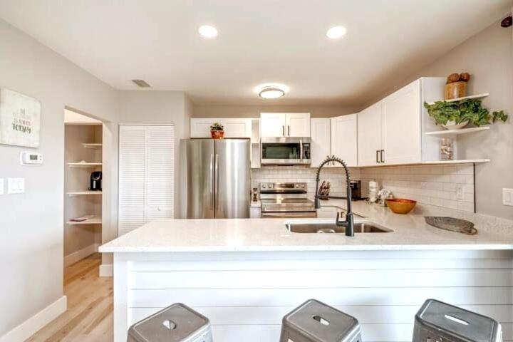 So Fire So Good 3 Comm Pools Lakeview Fireplace Holiday home Destin