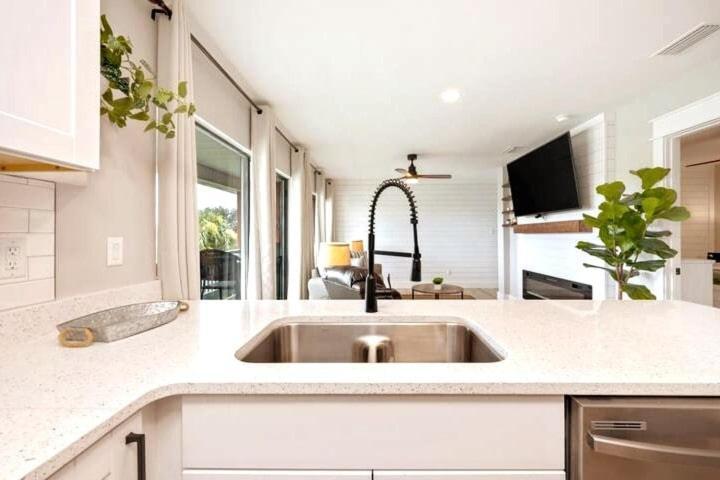 So Fire So Good 3 Comm Pools Lakeview Fireplace