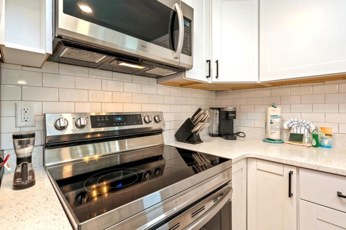 So Fire So Good 3 Comm Pools Lakeview Fireplace