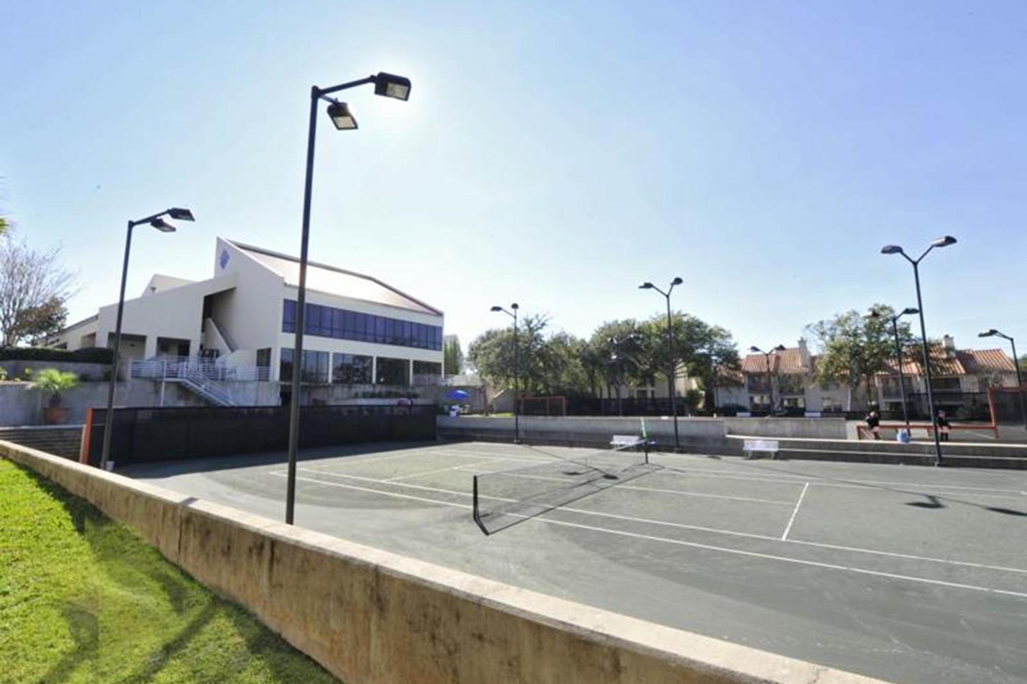 Tops'l Tennis Village 18