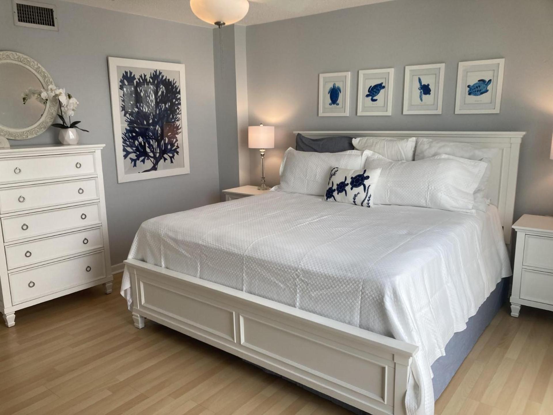 2111 - Shoreline Towers Unit Upgraded Condo- Free Setup! Holiday home Destin