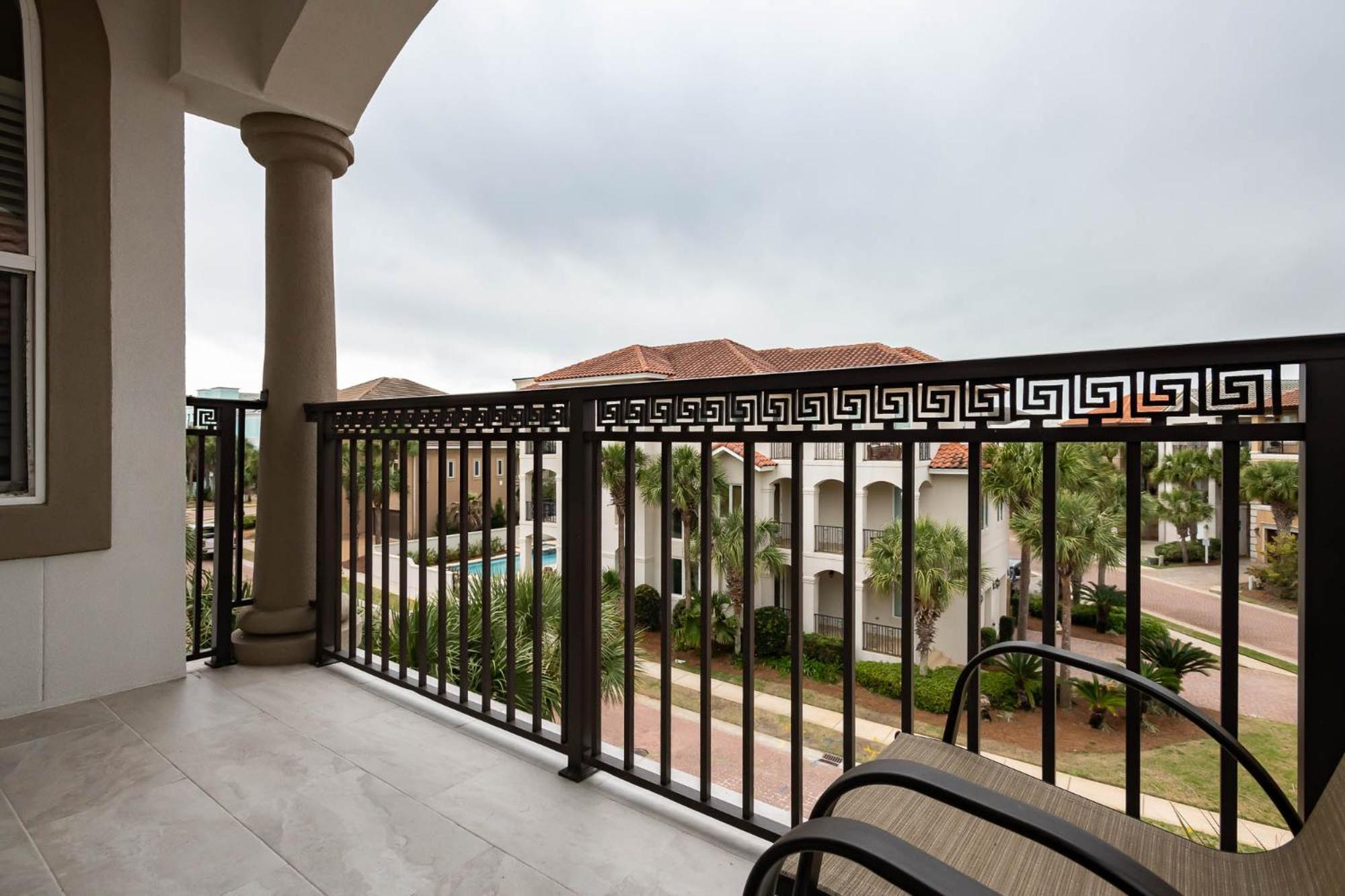 Steps To Beach, Community Pool Hot Tub Holiday home