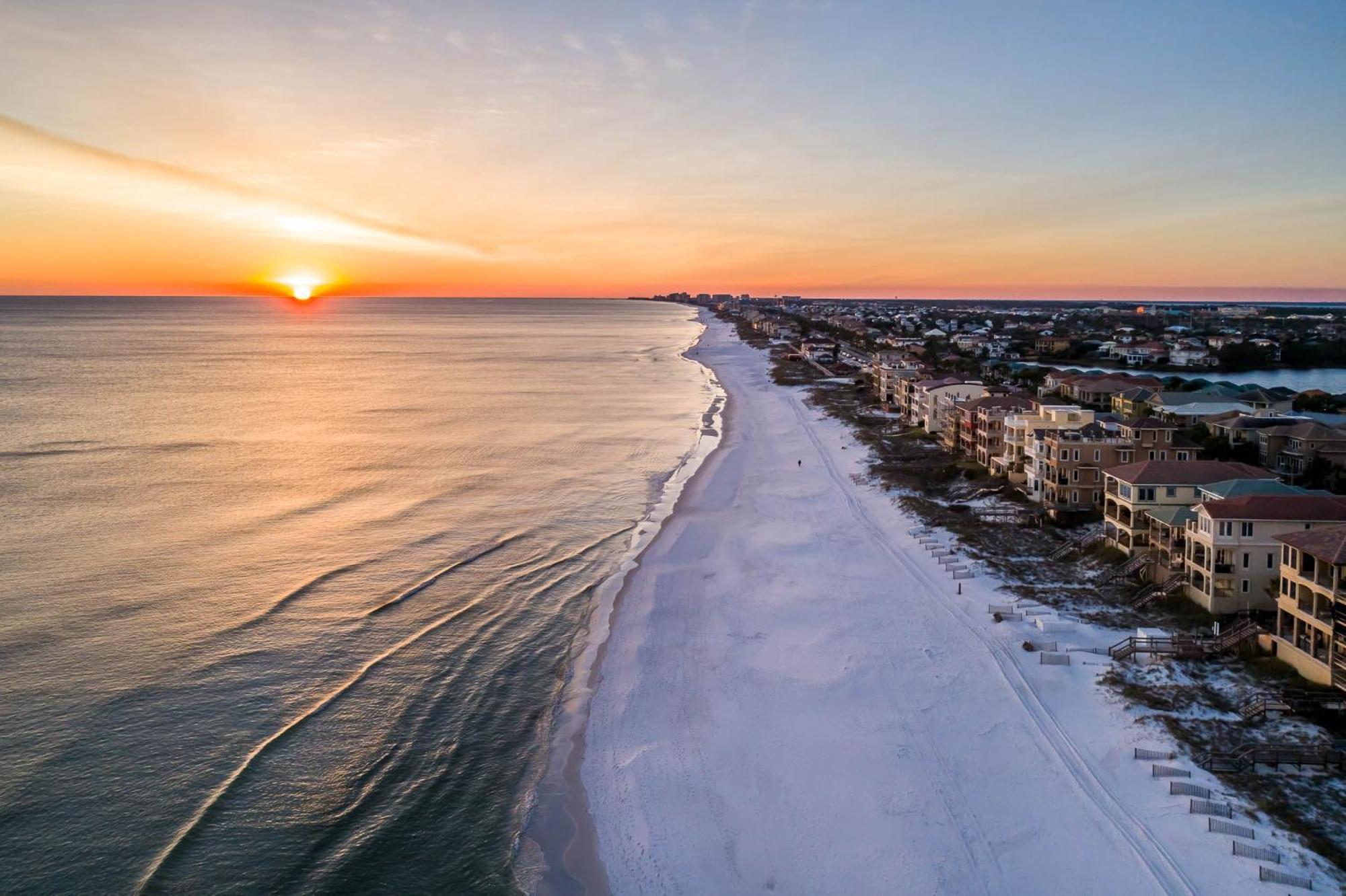 Steps To Beach, Community Pool Hot Tub Holiday home Destin