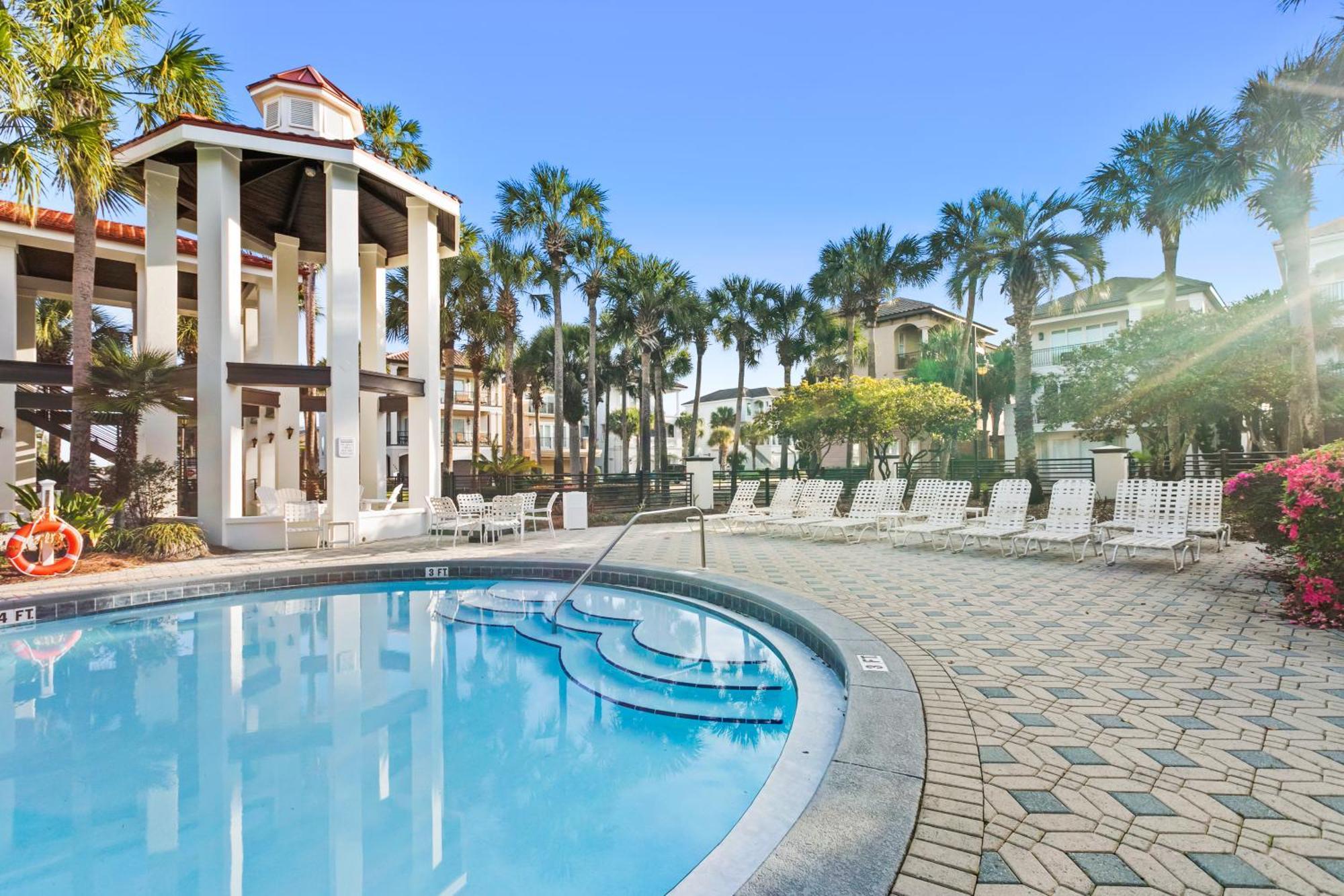 Steps To Beach, Community Pool Hot Tub * Destin