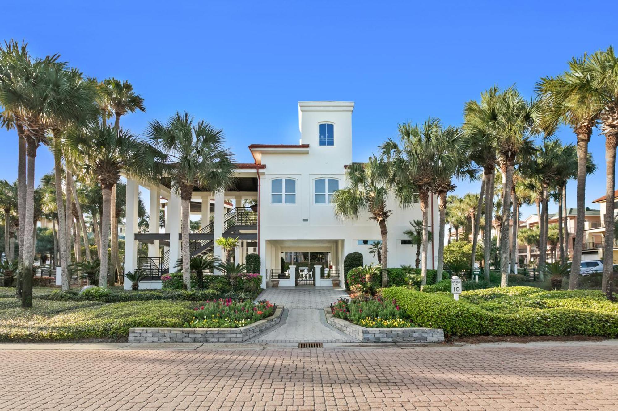 Steps To Beach, Community Pool Hot Tub Holiday home *