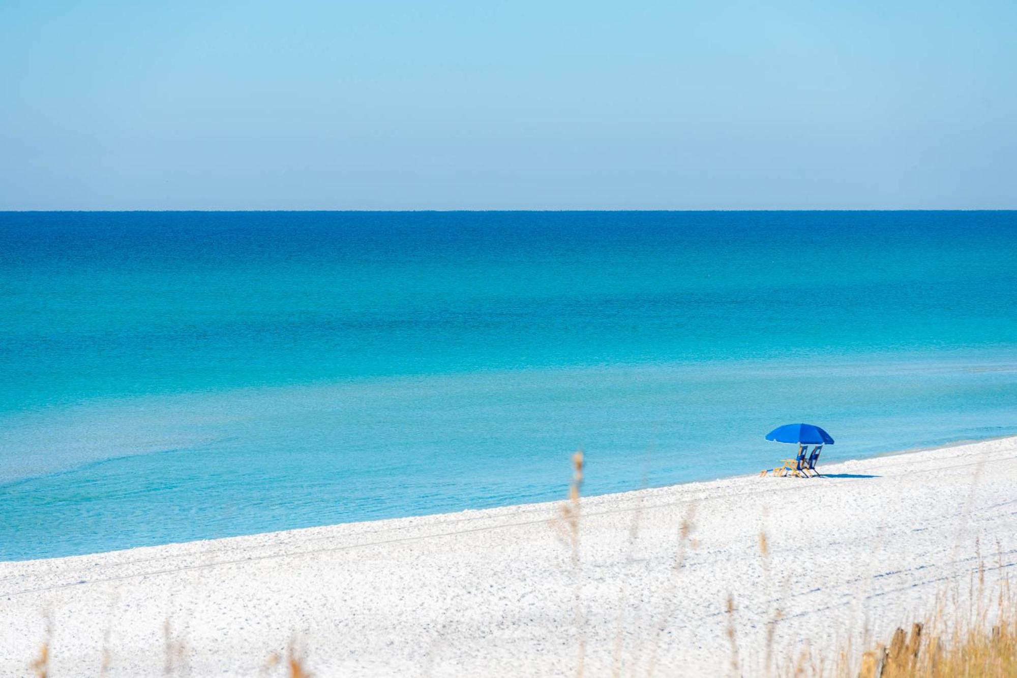 Steps To Beach, Community Pool Hot Tub Holiday home Destin