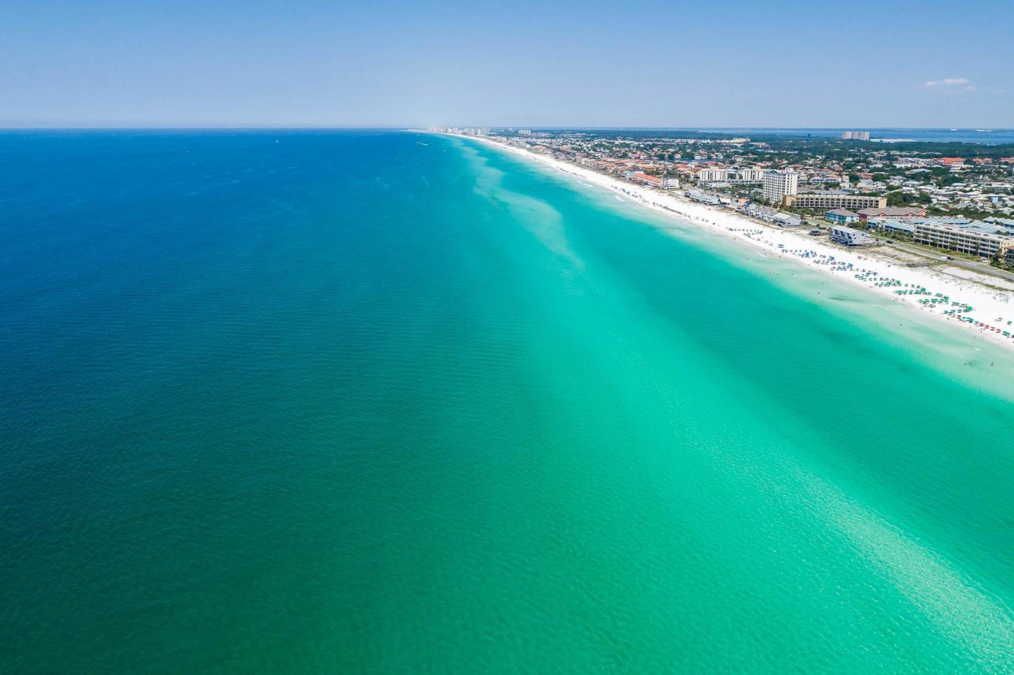 Steps To Beach, Community Pool Hot Tub Holiday home *