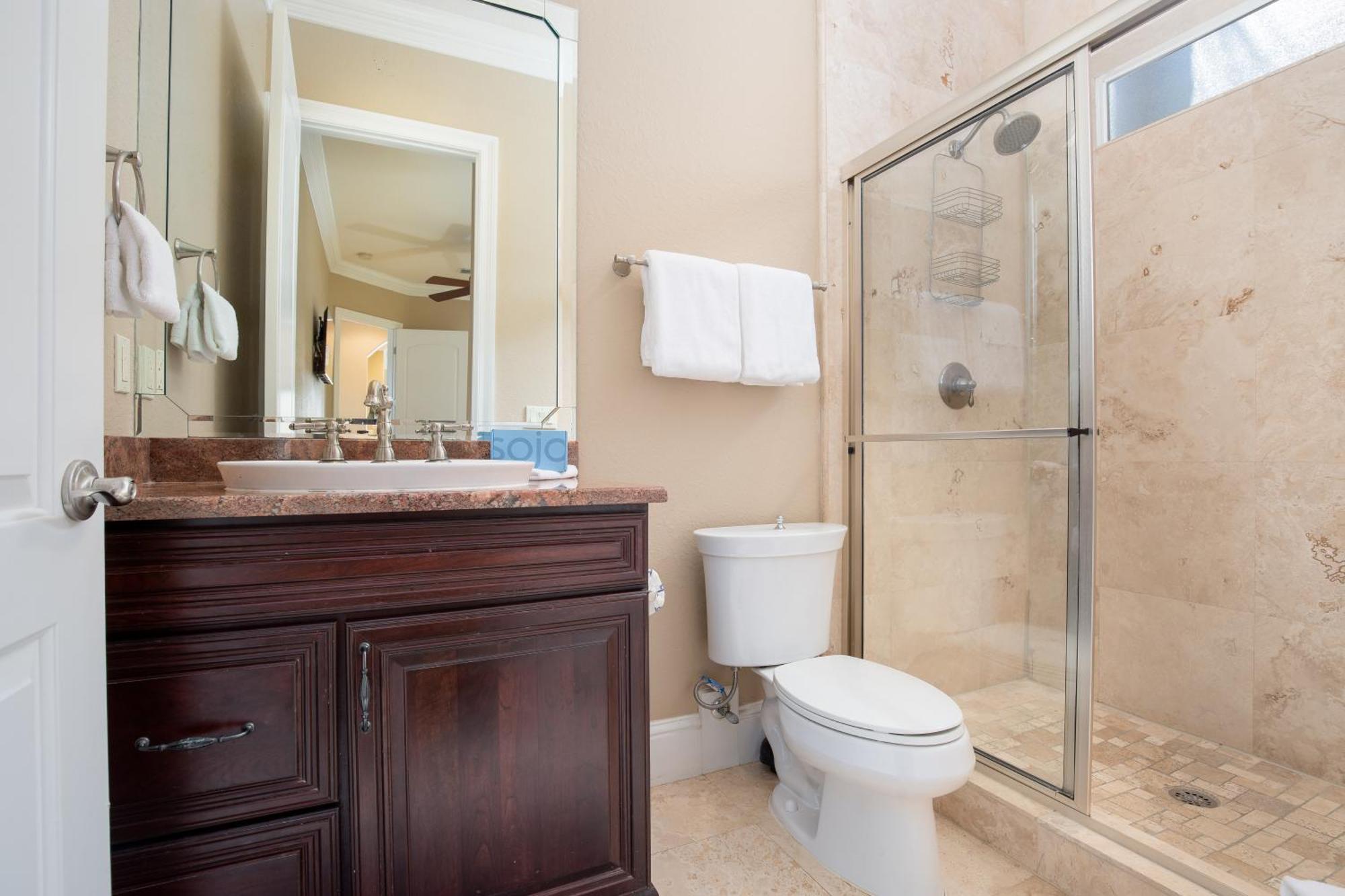 Steps To Beach, Community Pool Hot Tub Holiday home Destin
