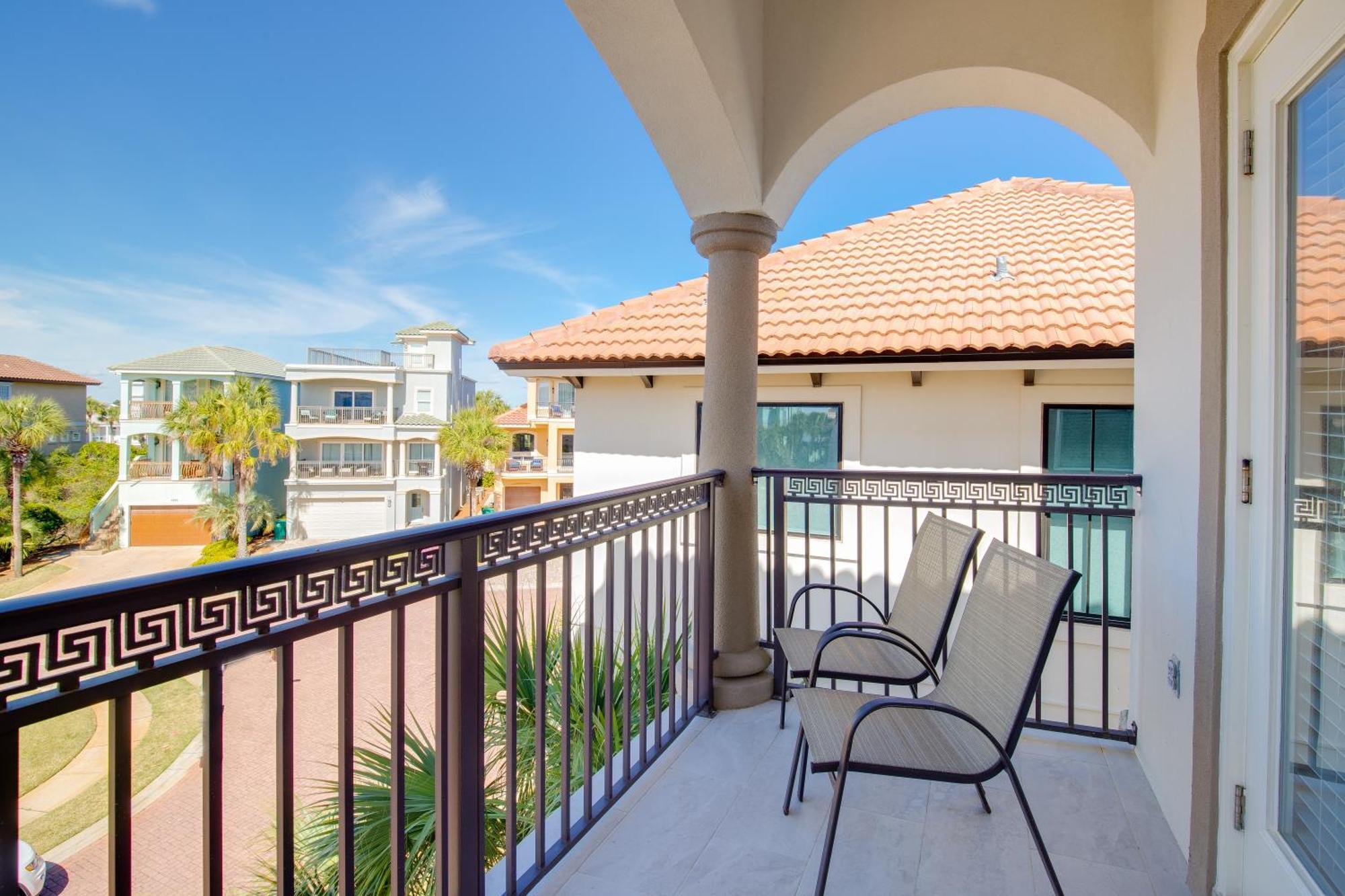 Steps To Beach, Community Pool Hot Tub Holiday home