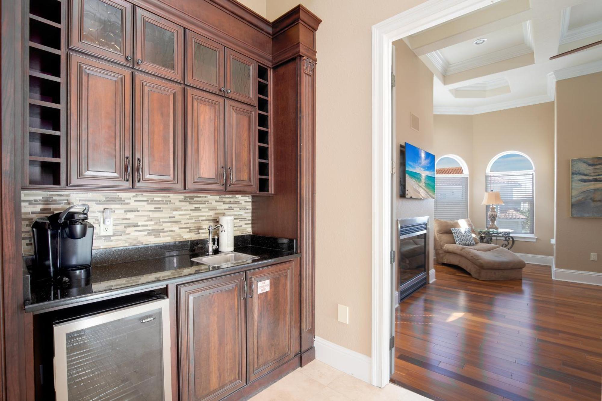 Steps To Beach, Community Pool Hot Tub Holiday home *