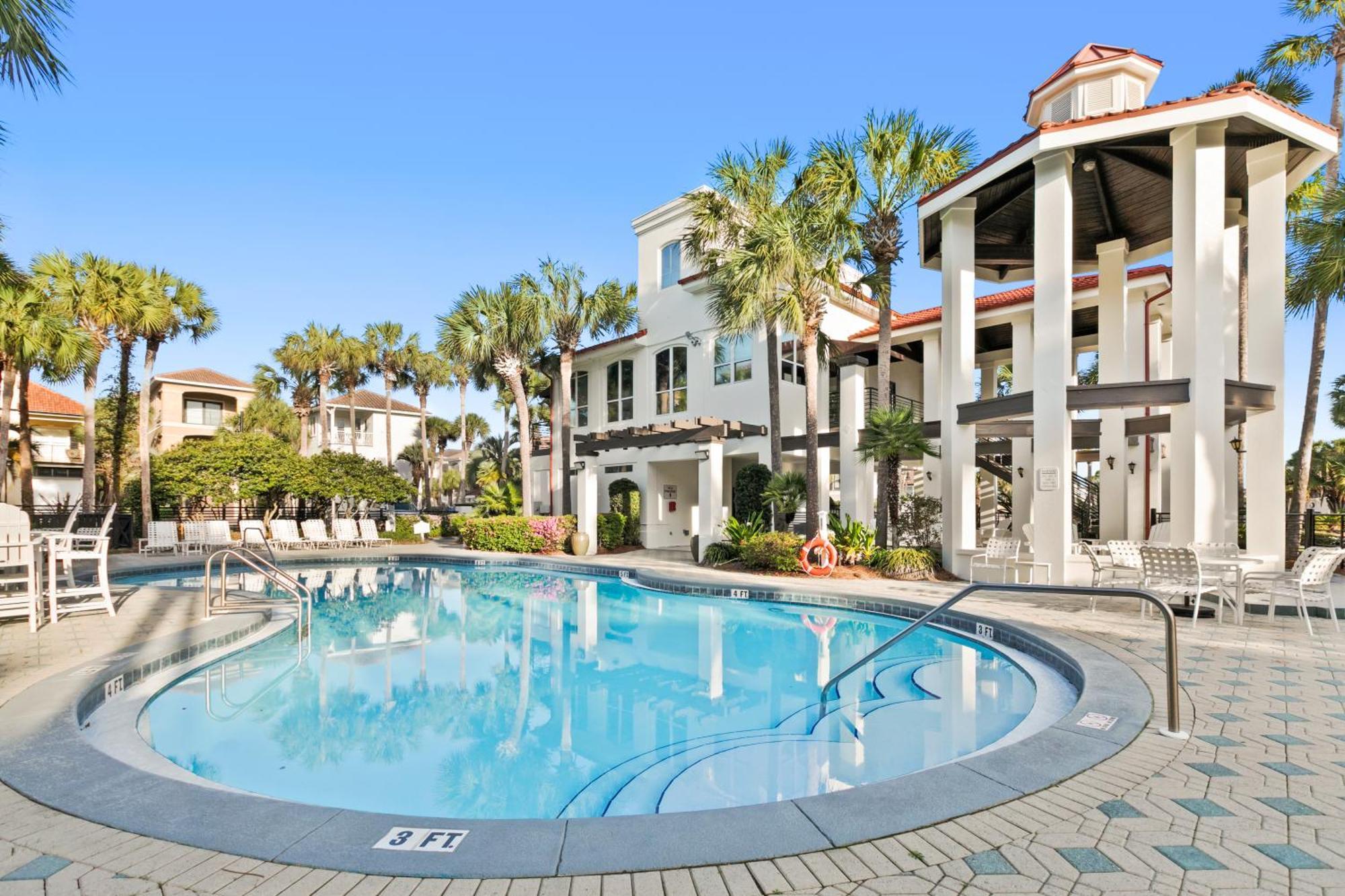 Steps To Beach, Community Pool Hot Tub Holiday home Destin