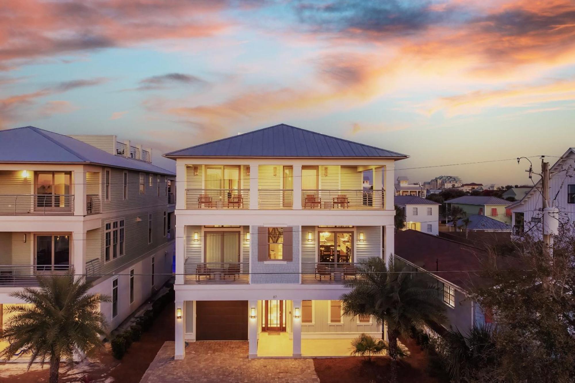 Holiday home Monarch By Avantstay Breathtaking Estate W Access Swim Up Bar Hot Tub Rooftop Views