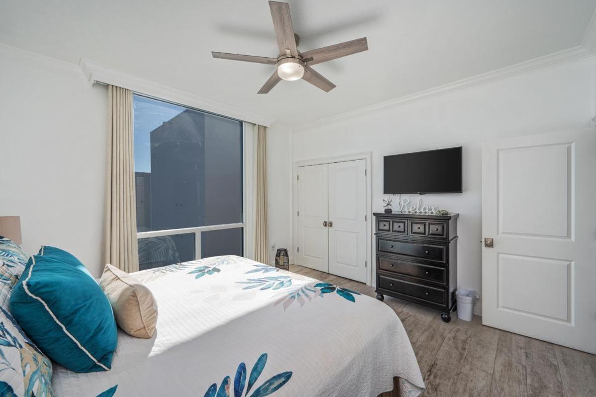 1125 Shoreline Towers Penthouse 3bd Free Set Garage Space *