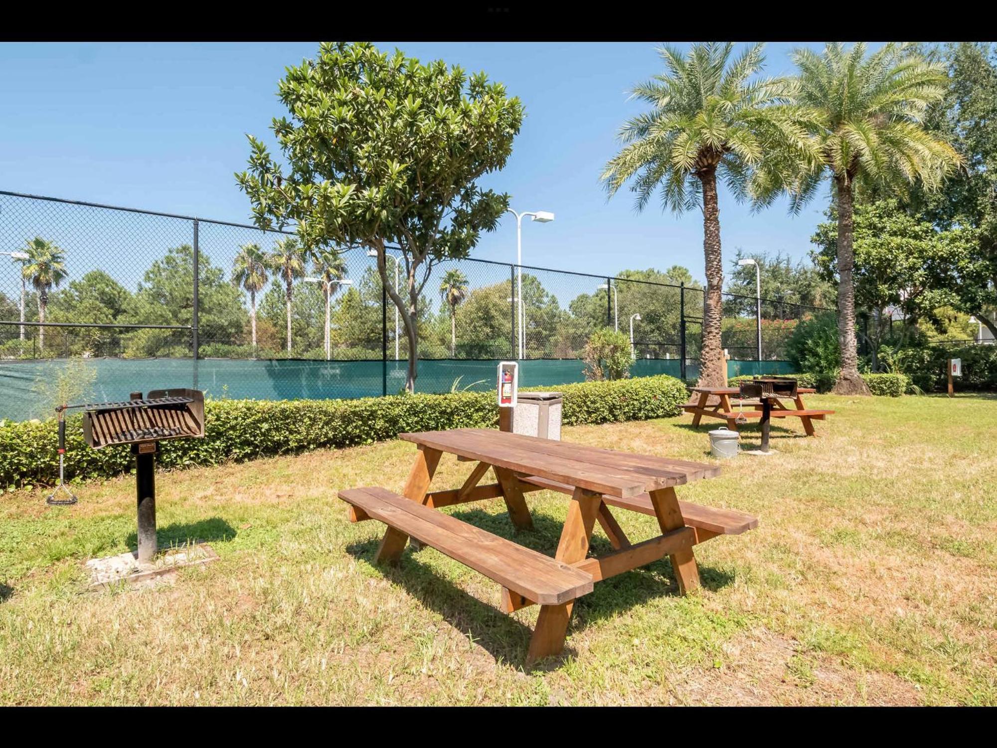 Palms 2 Bedroom King Poolside Shuttle Holiday home *