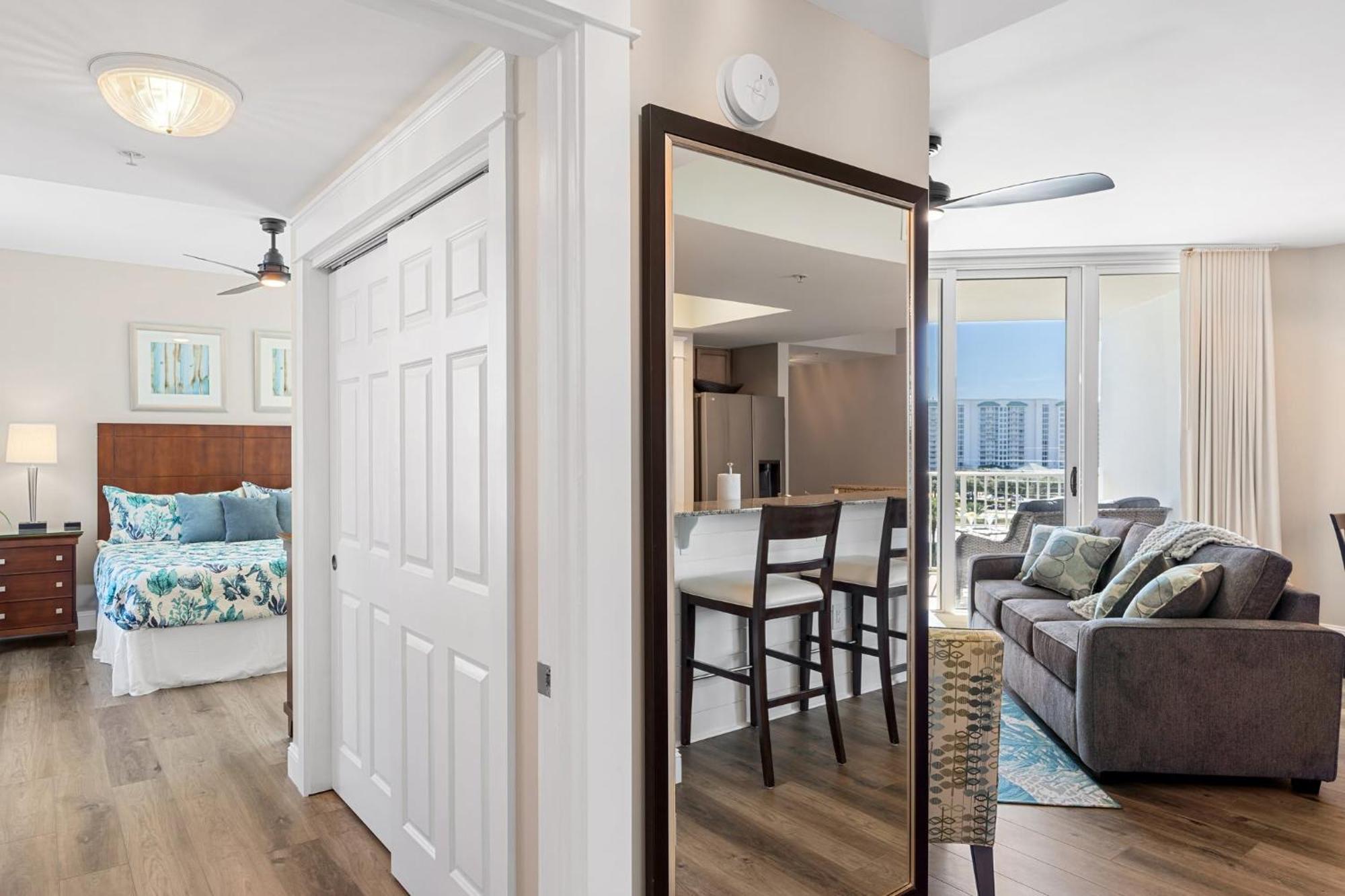 Palms 2 Bedroom King Poolside Shuttle Holiday home Destin