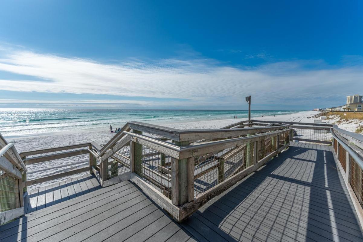 1056 Shoreline Towers Spacious & Charming *