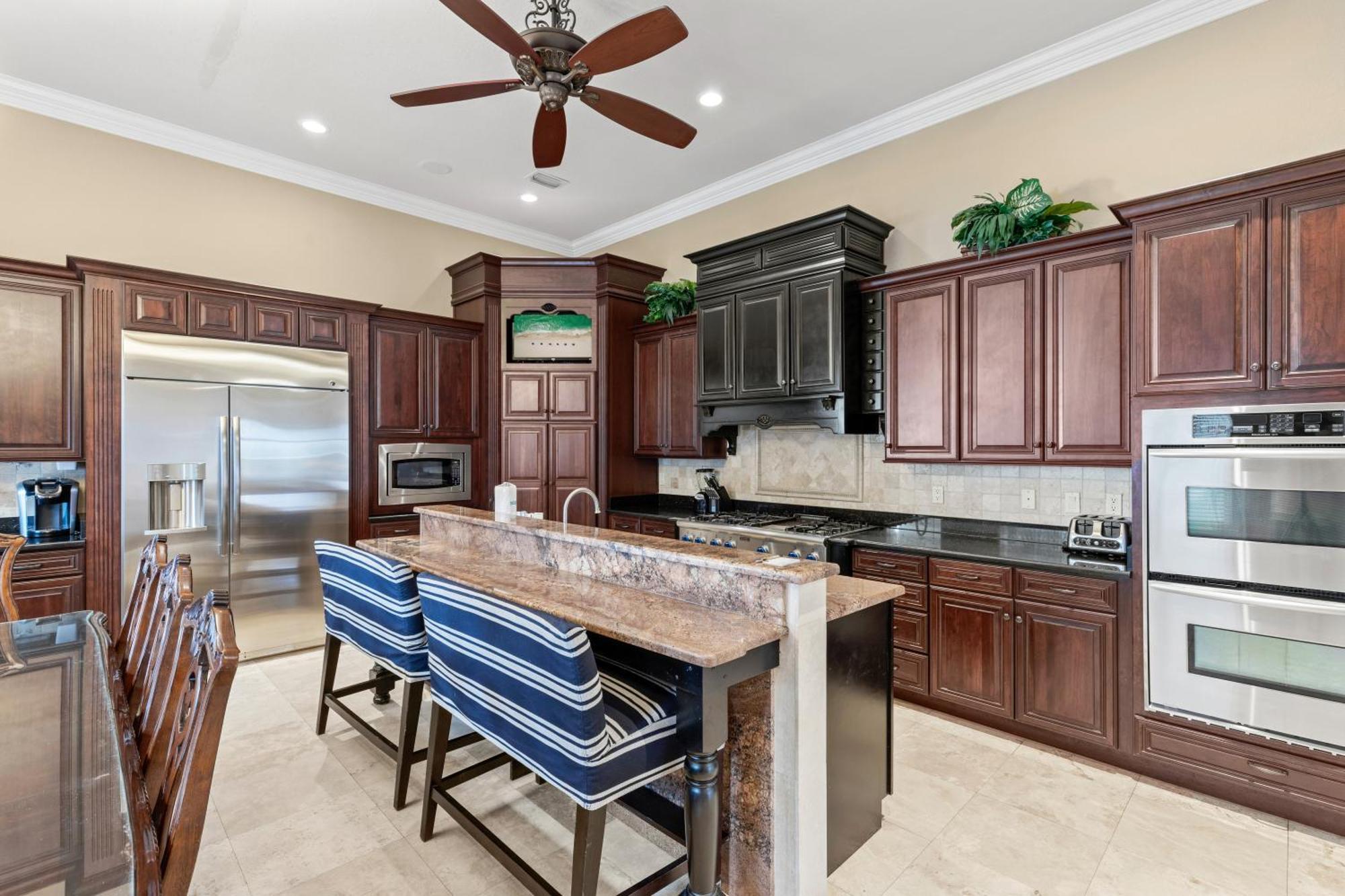 Steps To Beach, Community Pool Hot Tub Holiday home