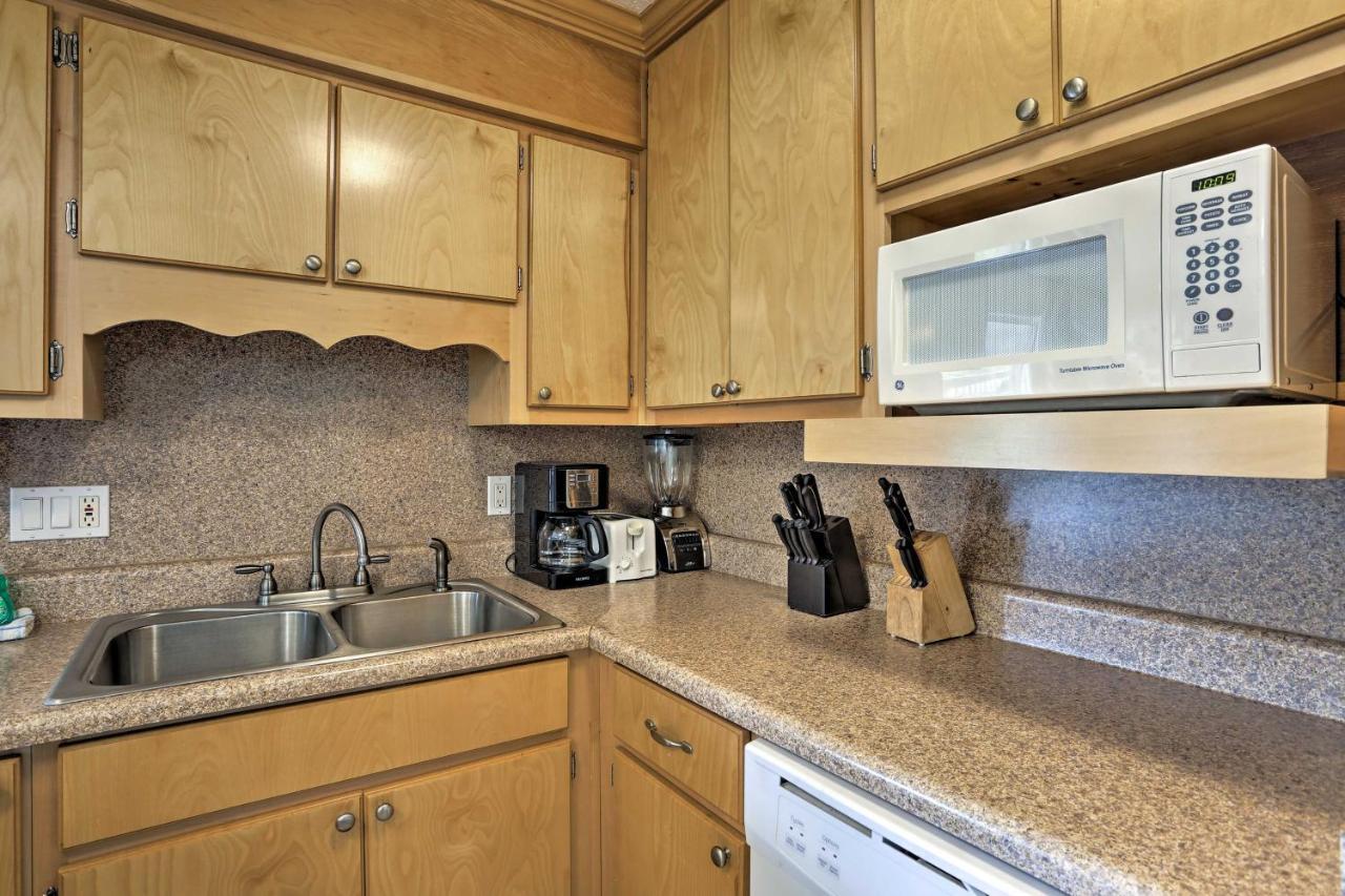 Cozy With Pool Access Walk To Beach! Apartment