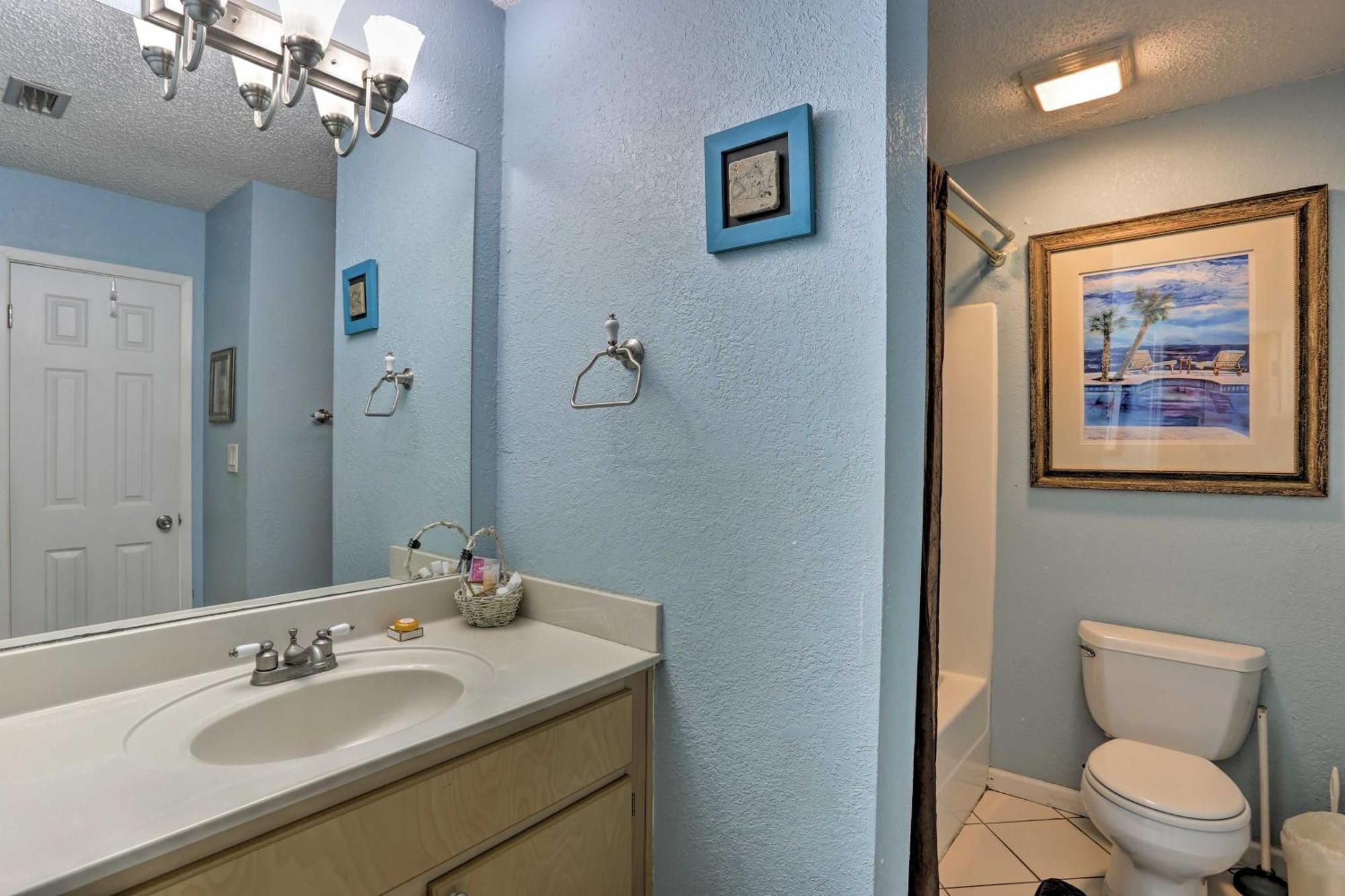 Apartment Cozy With Pool Access Walk To Beach! *