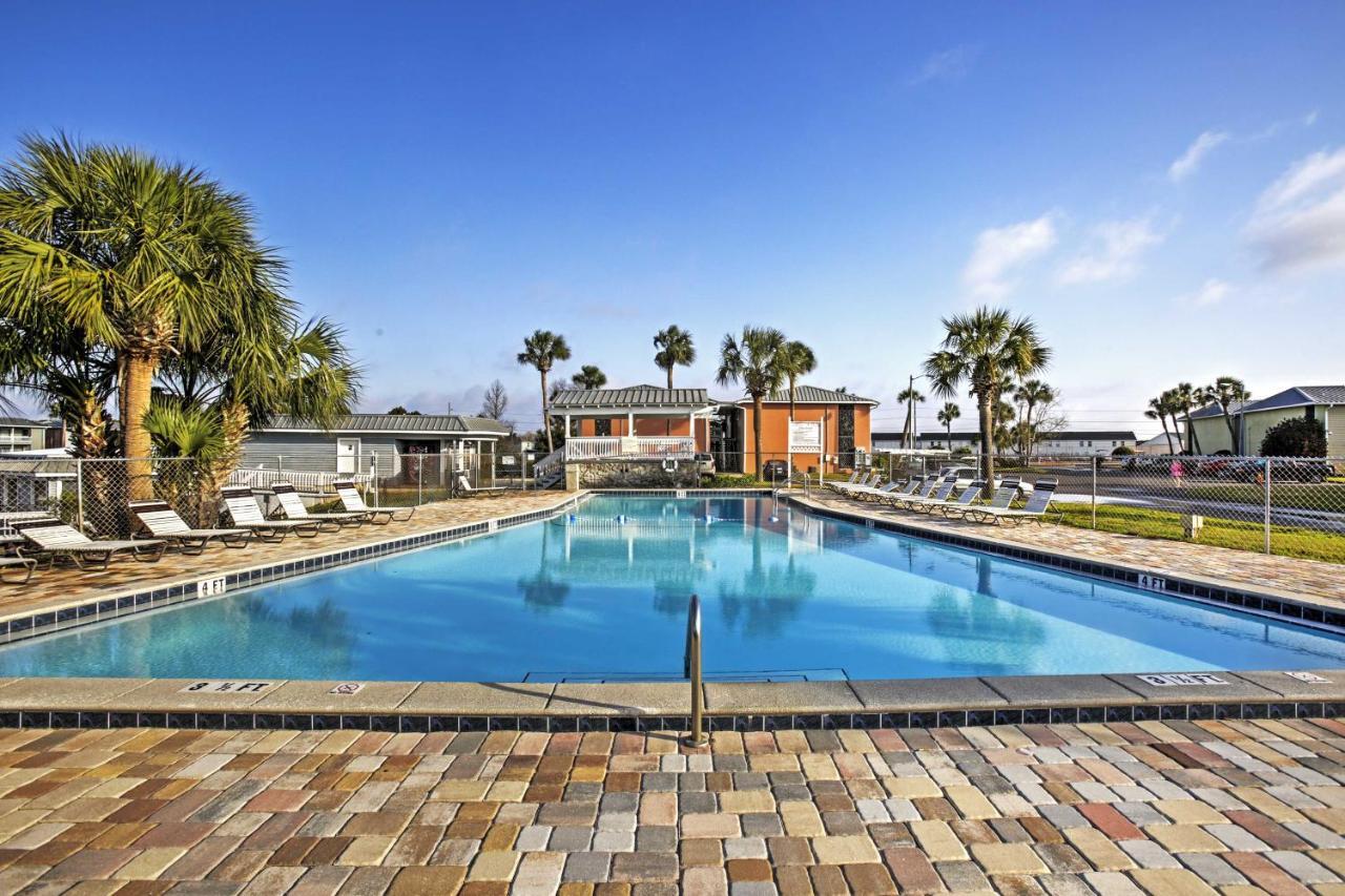 Cozy With Pool Access Walk To Beach! *