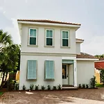 Wanderlust - Modern Home Close To The Beach Private Pool