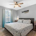 Luxurious Beach House, Private Heated Pool, Dedicated Office, Mins Walk To Beach & Shops