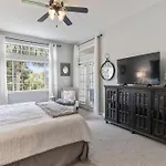 4 Bedroom - 3 Ba Townhouse Walkable To Pool