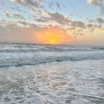Gulf Views, Steps To Beach, Pool, Walk To Dining