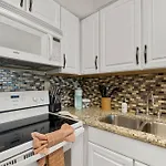 Snowbird Rate! Heated Pool, Steps To Private Beach