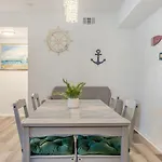 Cozy Condo Under The Palms