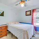 Pet-Friendly Freeport Home - 2 Mi To Beach!