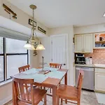 Pet-Friendly Freeport Home - 2 Mi To Beach!