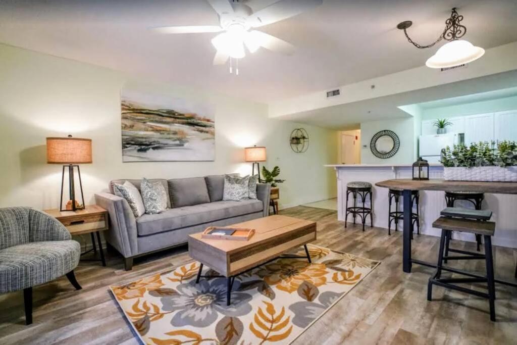 Beachfront, Oceanview, Pelican Resort, 19th Floor Apartment *