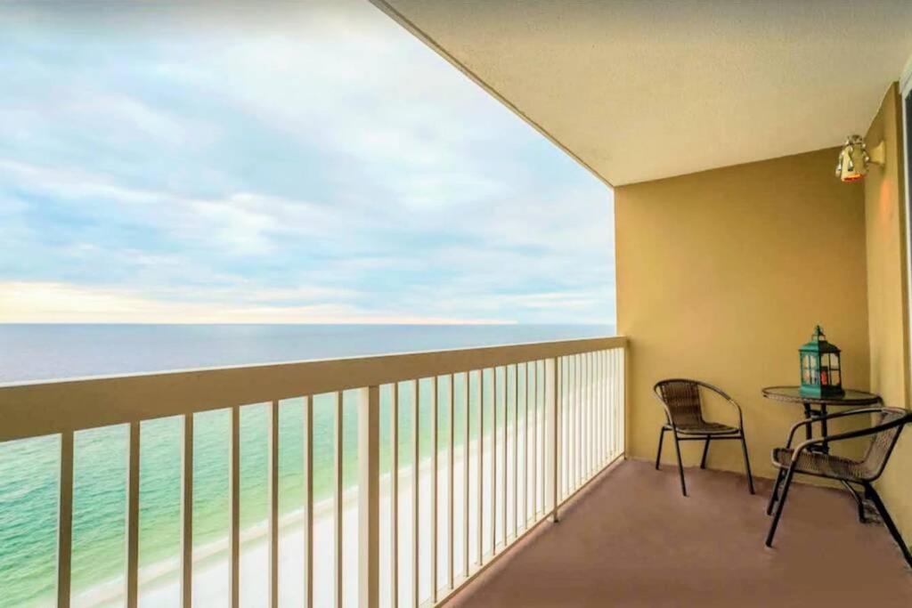 Beachfront, Oceanview, Pelican Resort, 19th Floor Apartment *