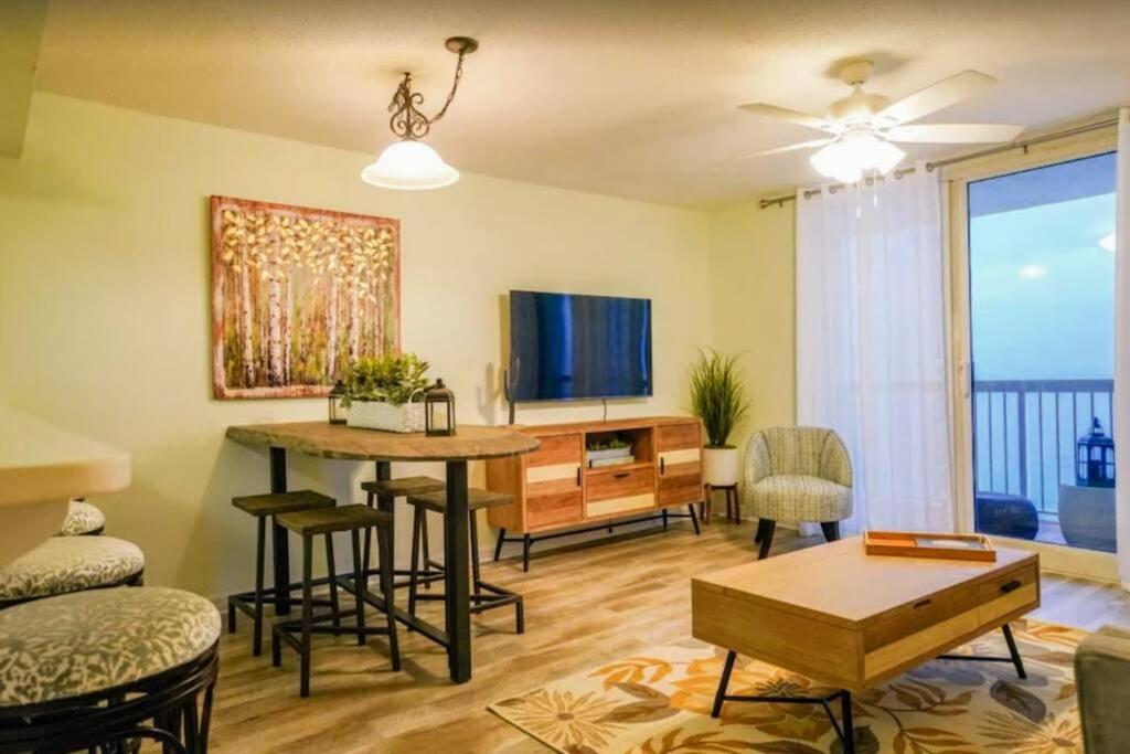 Beachfront, Oceanview, Pelican Resort, 19th Floor Apartment
