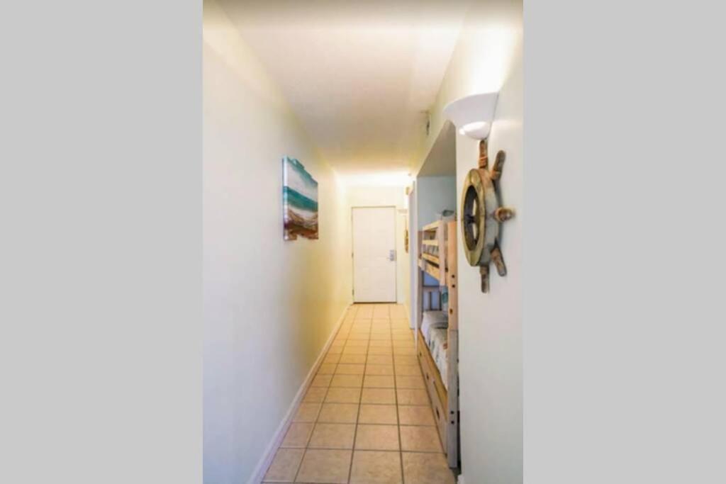 Beachfront, Oceanview, Pelican Resort, 19th Floor Apartment