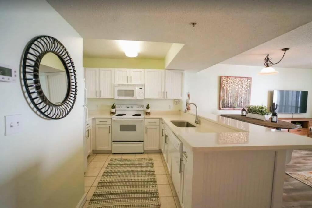 Beachfront, Oceanview, Pelican Resort, 19th Floor Apartment