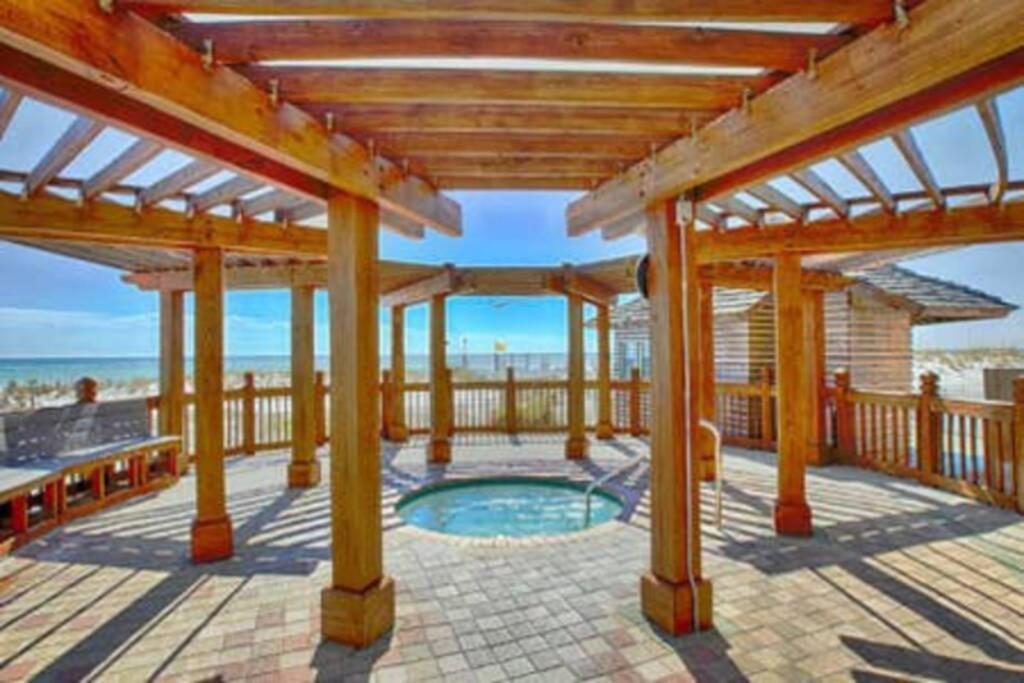 Beachfront, Oceanview, Pelican Resort, 19th Floor Apartment